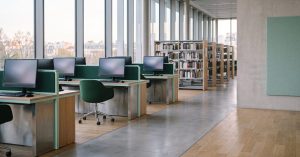 Espace numérique d’une médiathèque municipale avec postes de consultation